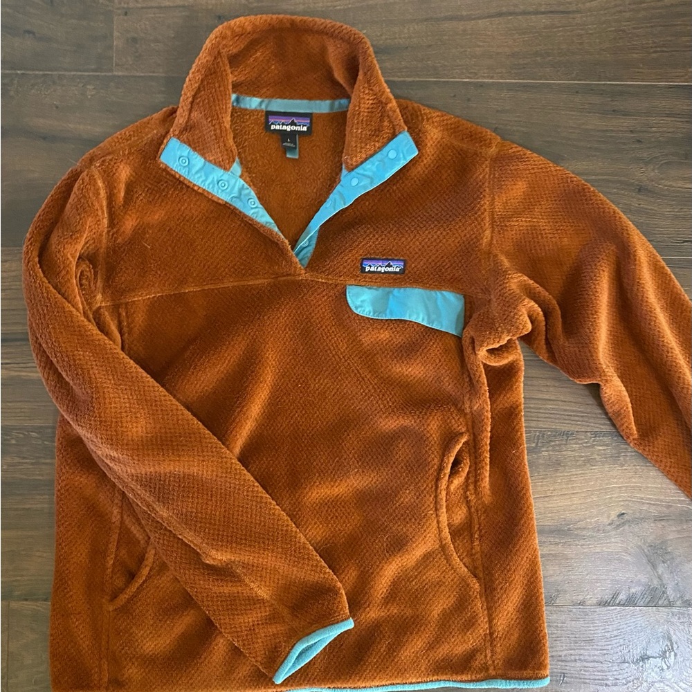 Women’s Patagonia pull over. Size large